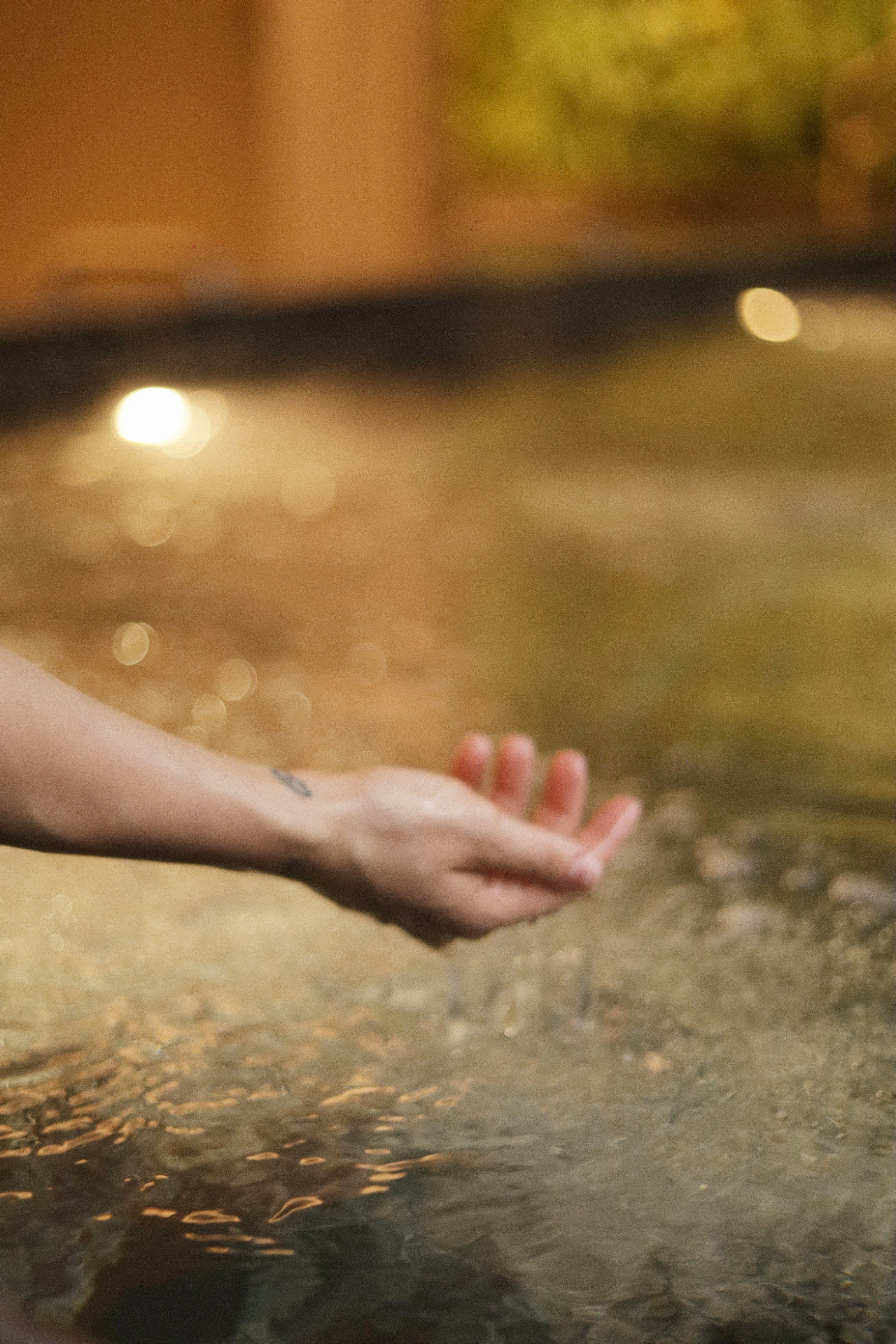 Detalhe da água da jacuzzi do Kairós Spa em clima relaxante